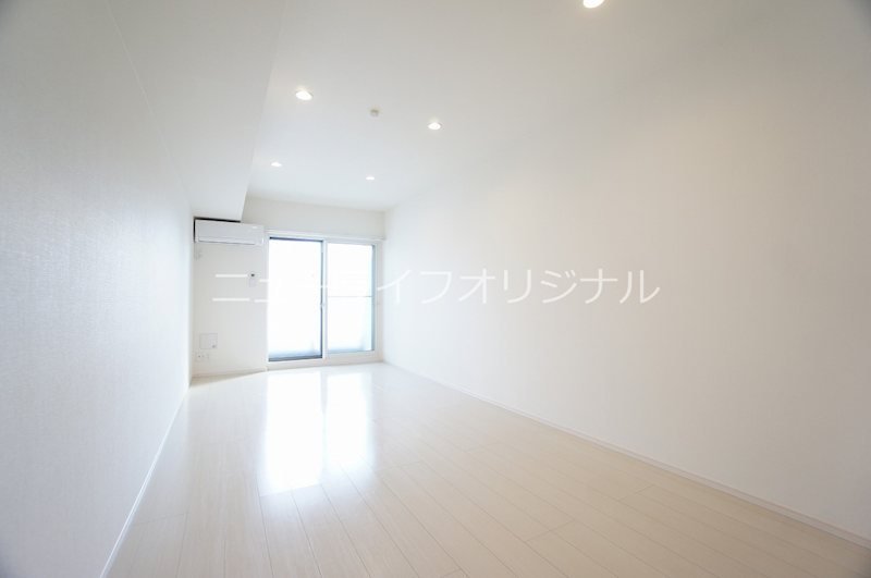 居室・リビング　白を基調とした明るいお部屋で、インテリアが映えます