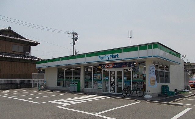 コンビニ　ファミリーマート鈴鹿ひばりケ丘（コンビニ）まで500m