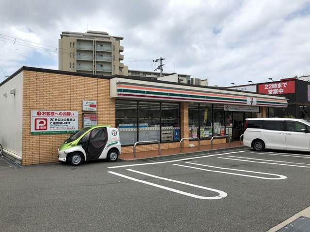 コンビニ　セブンイレブン（コンビニ）まで447m
