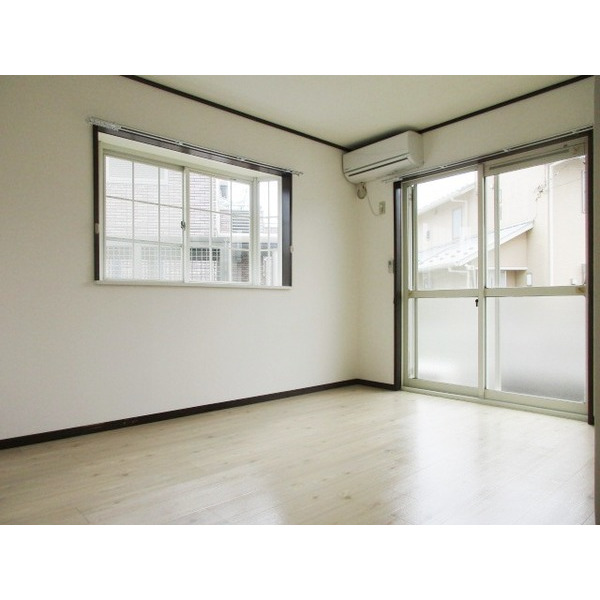 居室・リビング　出窓付き角部屋