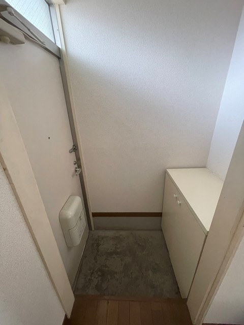 玄関　※参考写真の為、102号室の写真です