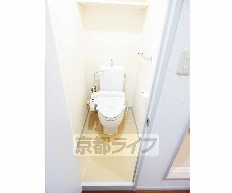 トイレ　ウォシュレット完備。