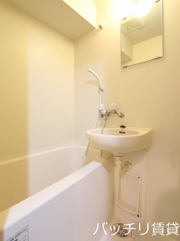 バス・シャワールーム　写真は別号室の為、現状優先になります。