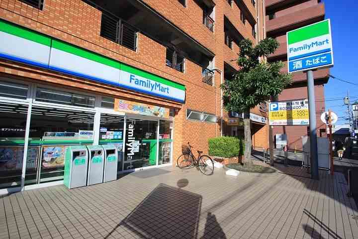 コンビニ　ファミリーマート坂戸駅北口店（コンビニ）まで752m
