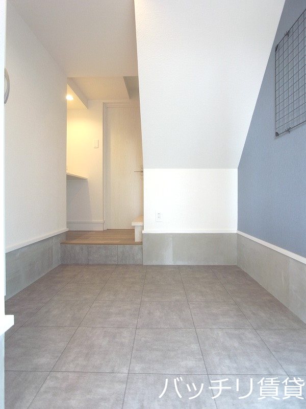 玄関　同物件別号室の為、現状優先