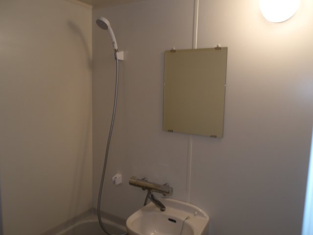 洗面設備　浴室内の洗面スペースです