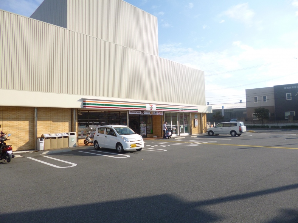 コンビニ　セブンイレブン（コンビニ）まで126m