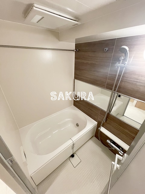 バス・シャワールーム　嬉しい追い焚き・浴室乾燥機付きです♪