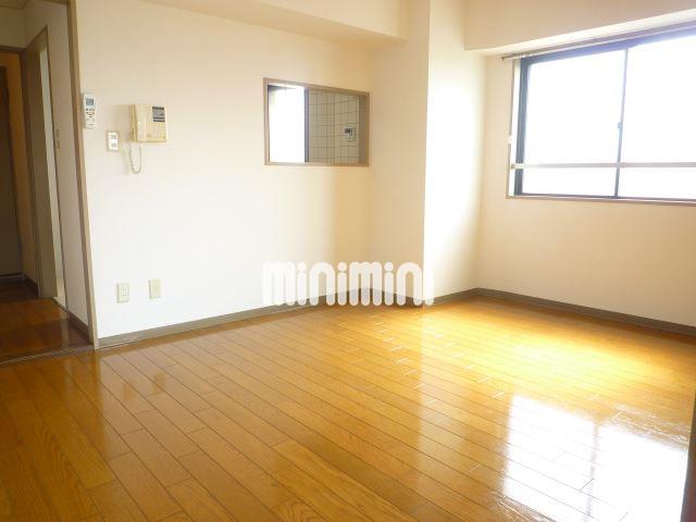 居室・リビング　日差しが入る明るいリビング