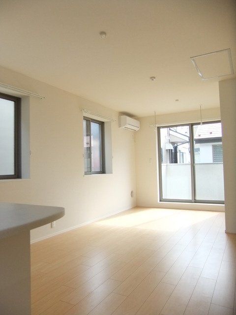 居室・リビング　南向きで明るいお部屋です