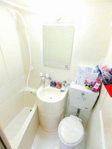 バス・シャワールーム　バスルームは洗面台・トイレ付きの3点ユニットバスです♪お風呂