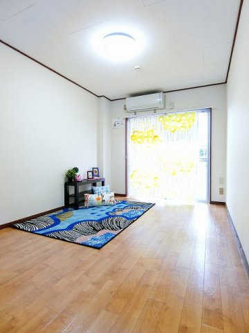 居室・リビング　南西向き洋室6帖☆バルコニーに繋がるお部屋は陽当り良好♪エア