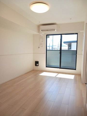 居室・リビング　こちらの居間で趣味の時間をお楽しみください