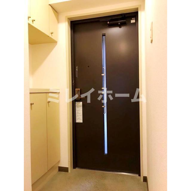 玄関　同建物内、別のお部屋の参考写真になります。
