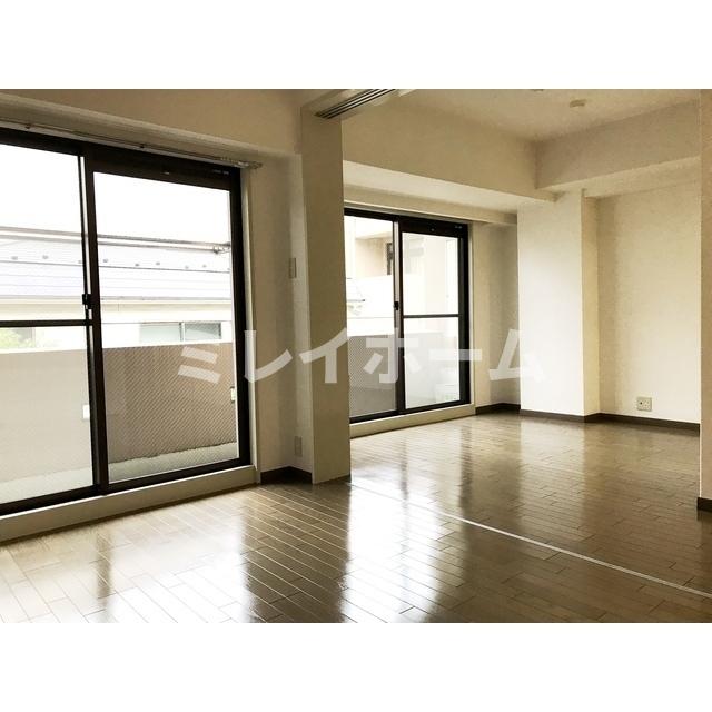 居室・リビング　同建物内、別のお部屋の参考写真になります。