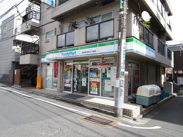 コンビニ　ファミリーマート世田谷北沢三丁目店（コンビニ）まで136m