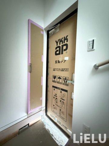 玄関　同シリーズ物件のモデルルームになります※現況優先