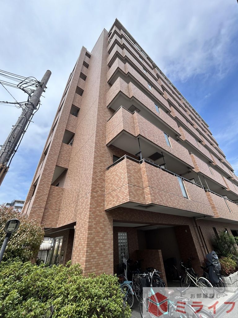 建物外観　落ち着いた色合いのタイルが生む、安心感のある住まい