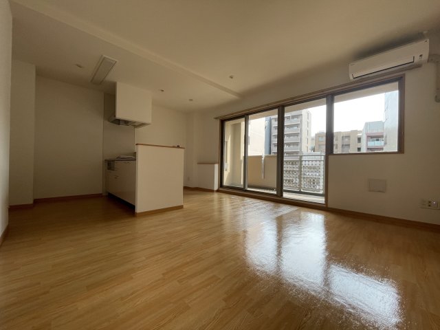 居室・リビング　同物件別号室のものです。