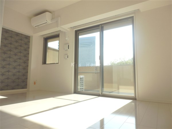 居室・リビング　デザインクロスがおしゃれな洋室