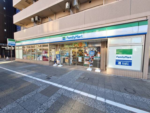 コンビニ　ファミリーマート日進町店（コンビニ）まで162m