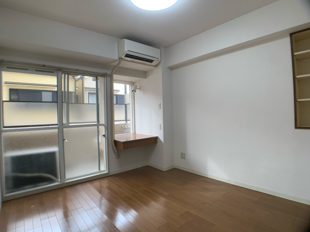 居室・リビング　落ち着いた床色で綺麗です♪