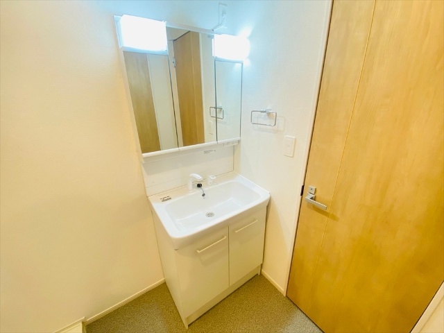 洗面設備　＊ルタンラシックIIIと同タイプのお部屋です。（角部屋以外側面に