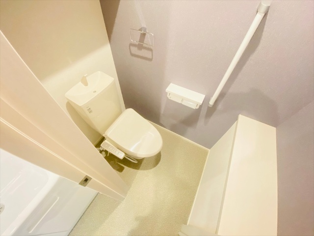トイレ　＊ルタンラシックIIIと同タイプのお部屋です。（角部屋以外側面に