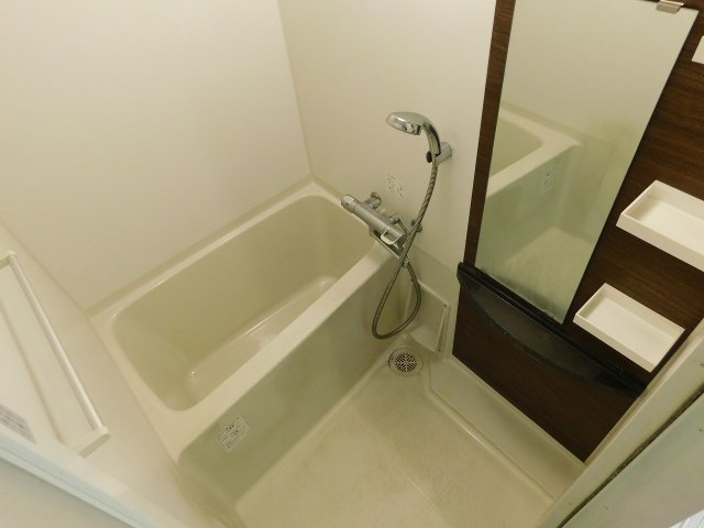 バス・シャワールーム　コンパクトで使いやすいお風呂です