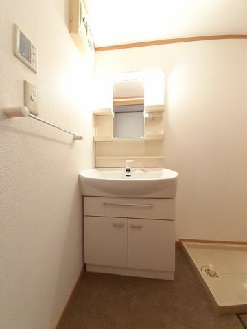 洗面設備　ゆったりとスペースのある洗面所