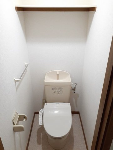 トイレ　落ち着いた色調のトイレです