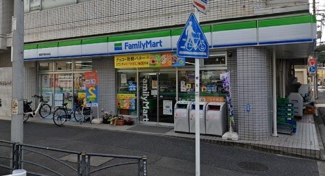 コンビニ　ファミリーマート横浜戸部中央店（コンビニ）まで108m