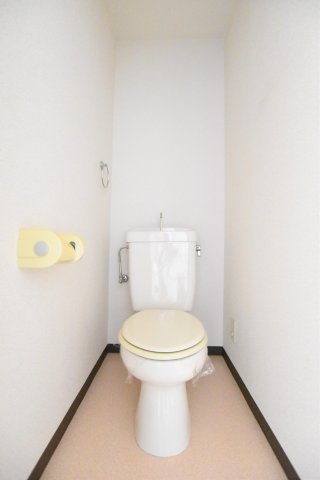 トイレ　別号室の写真です。ご参考までに