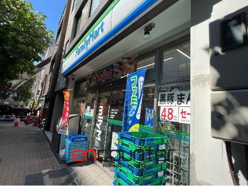 コンビニ　ファミリーマート入船一丁目店（コンビニ）まで80m