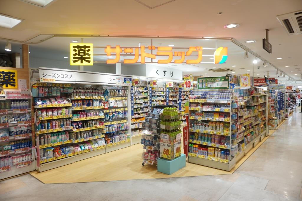 ドラックストア　サンドラッグ 西新井トスカ店（ドラッグストア）まで394m