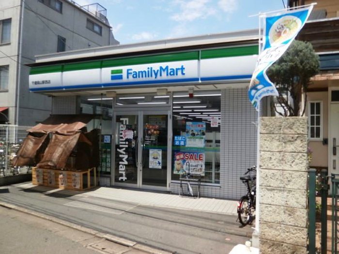 コンビニ　ファミリーマート 千歳烏山駅西店（コンビニ）まで164m