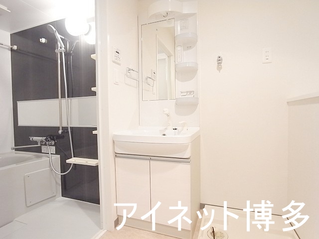 洗面設備　朝の支度に大活躍のシャンプードレッサー付き