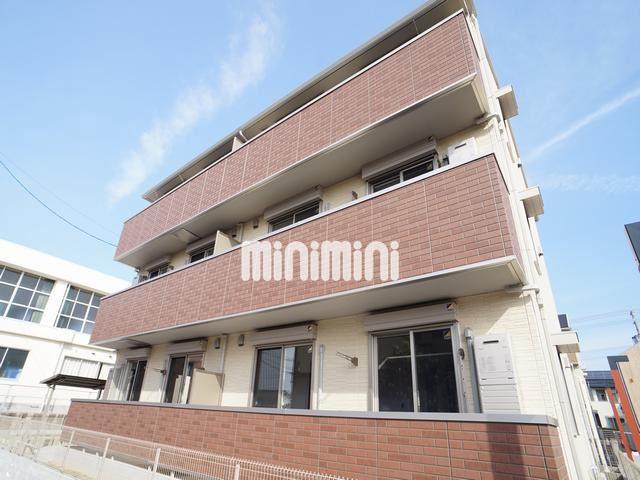 建物外観　３階建てのマンションです