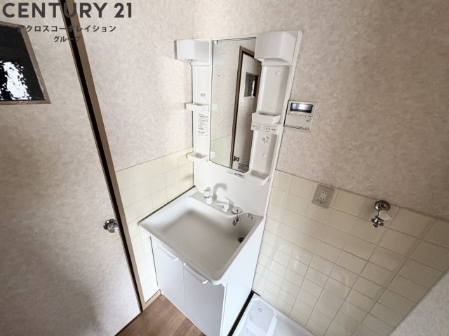 洗面設備　鏡の大きな独立洗面台です