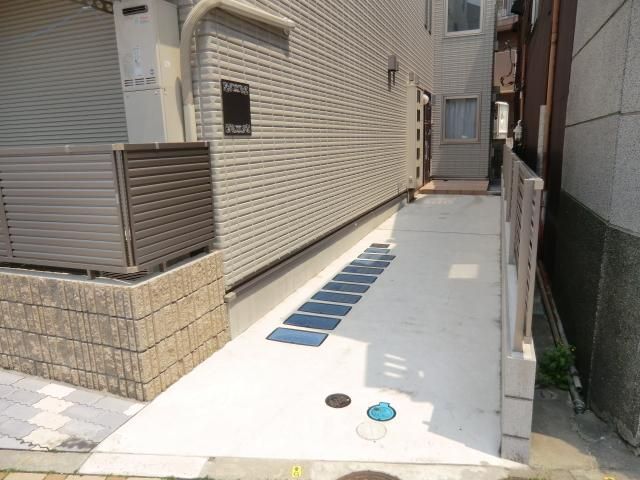 エントランス　オートロック付きエントランス