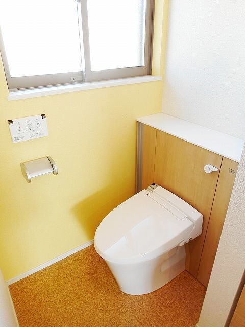 トイレ　ウォシュレット機能付きです。