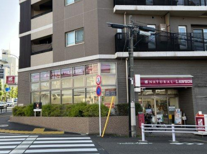 コンビニ　ナチュラルローソン NL八雲三丁目店（コンビニ）まで132m