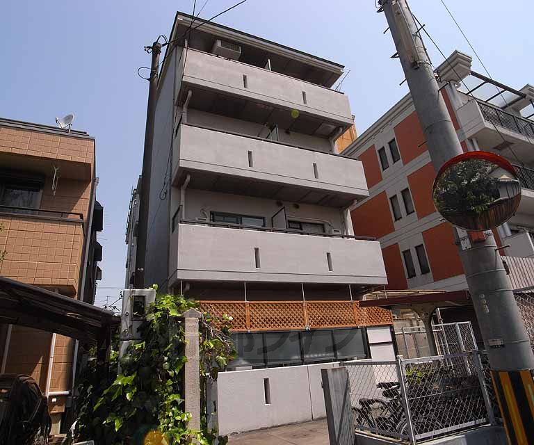 建物外観　１階には管理会社が！