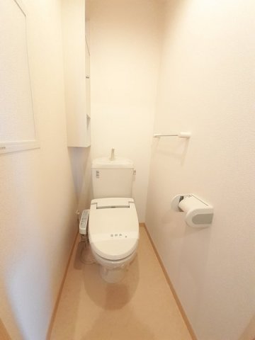 トイレ　落ち着いた色調のトイレです