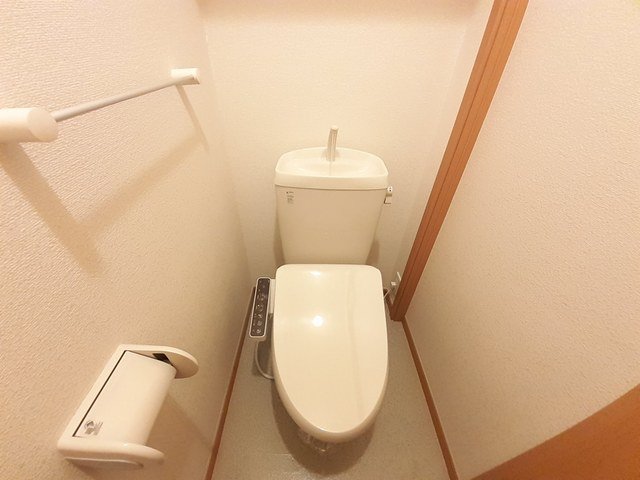 トイレ　落ち着いた色調のトイレです