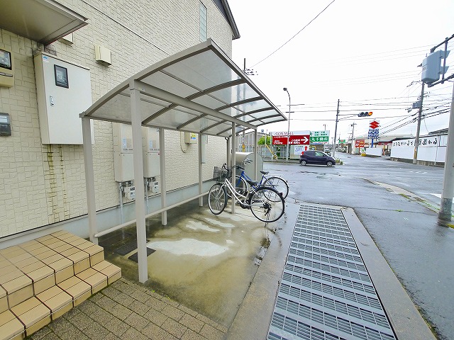 その他共有部分　ゆったりとした駐輪スペース。