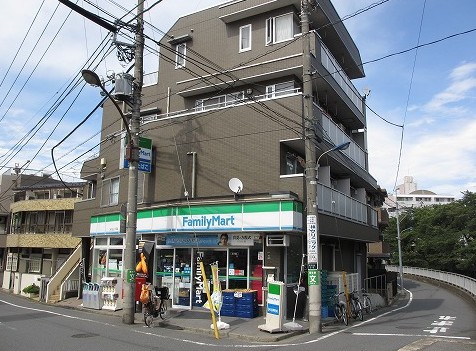 コンビニ　ファミリーマート氷川台三丁目店（コンビニ）まで258m