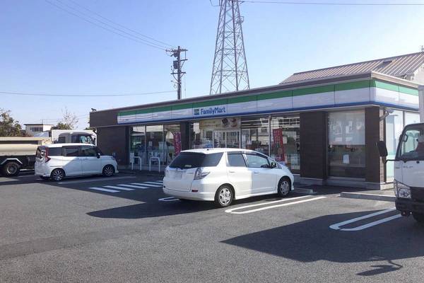コンビニ　ファミリーマートみよし市東山台店（コンビニ）まで1900m