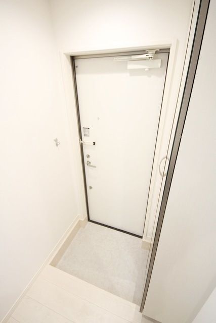 玄関　同物件別部屋写真