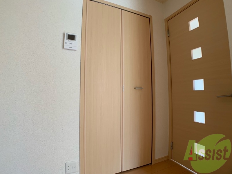 収納　収納はこちらのクローゼットをお使いください。